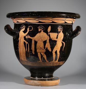 Czarna waza grecka z pomarańczowymi zdobienia i sceną figuralną. W środku Dionizos – grecki  bóg  wina i płodności, po prawej satyr, po lewej kobieta. 