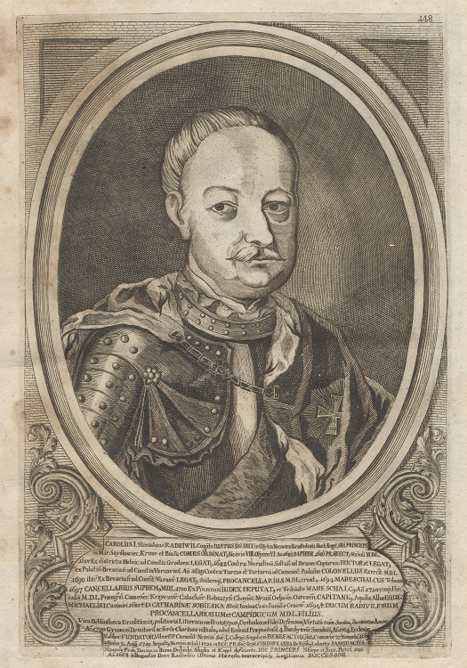 Portret w owalnej ramie. Przedstawia mężczyznę w średnim wieku, z wąsem i włosami zaczesanymi do tyłu. Ubrany w zbroję i płaszcz. Pod ramą opisy i dekoracje. Jest to portret Karola Stanisława Radziwiłła.