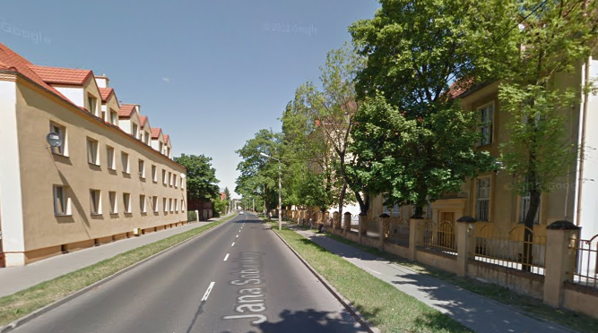 Współczesne zdjęcie. Przedstawia widok ulicy w mieście. Z lewej i prawej strony nowoczesne budynki. Jest to Ulica Jana Sobieskiego w Toruniu. 