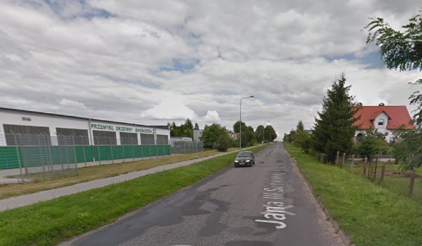 Współczesne zdjęcie. Przedstawia widok na wiejską ulicę. Jest to Ulica Jana III Sobieskiego w Świebodzinie. 