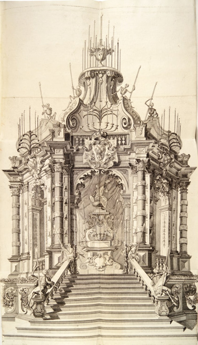 Stara rycina. Przedstawia konstrukcję wzniesioną w nawie głównej kościoła. Jest to budowla tzw. małej architektury w stylu barokowym, do której prowadzą schody. Motywem przewodnim są tu figury szkieletów trzymających czaszki lub świece. Egzemplarz tej ryciny jest przechowywany w Biblioteca Casanatense w Rzymie.