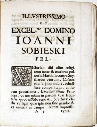 Karta z księgi poematu napisanego przez włoskiego jezuitę Ubertina Carrarę (1642-1716), który wychwala wojskowe zwycięstwa Sobieskiego. Jest ciekawym zabytkiem poświadczającym legendę Sobieskiego jeszcze sprzed bitwy wiedeńskiej.