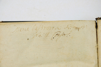 Strona książki Antoniego de Guevary Horologium Principum, która znajduje się obecnie w zbiorach Biblioteki Elbląskiej im. Cypriana Norwida. Na kartce widnieje podpis królowej Marii Kazimiery Sobieskiej. 