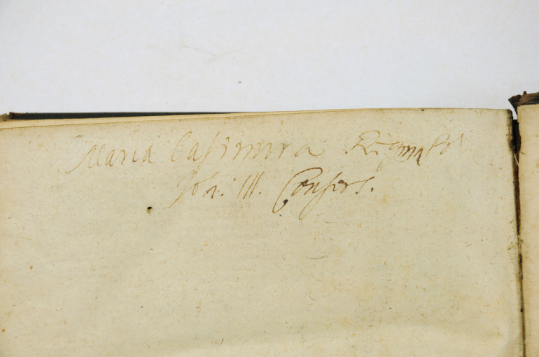 Strona książki Antoniego de Guevary Horologium Principum, która znajduje się obecnie w zbiorach Biblioteki Elbląskiej im. Cypriana Norwida. Na kartce widnieje podpis królowej Marii Kazimiery Sobieskiej. 