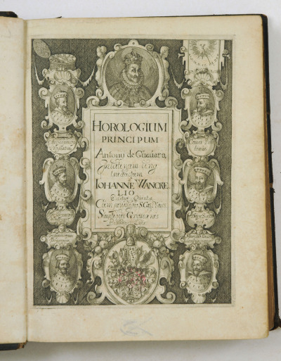 Strona tytułowa książki Antoniego de Guevary Horologium Principum, która znajduje się obecnie w zbiorach Biblioteki Elbląskiej im. Cypriana Norwida. Książka z podpisem królowej Marii Kazimiery Sobieskiej. 