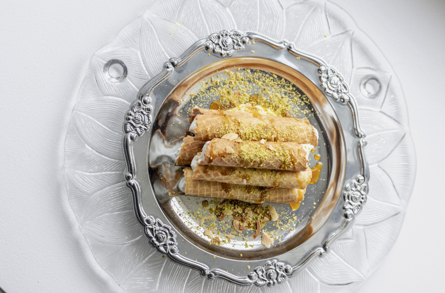 Widok na pałac w Wilanowie. Uwagę zwraca ciemne, zachmurzone niebo.