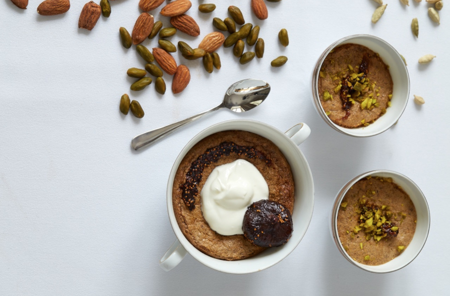 Widok na pałac w Wilanowie. Uwagę zwraca ciemne, zachmurzone niebo.