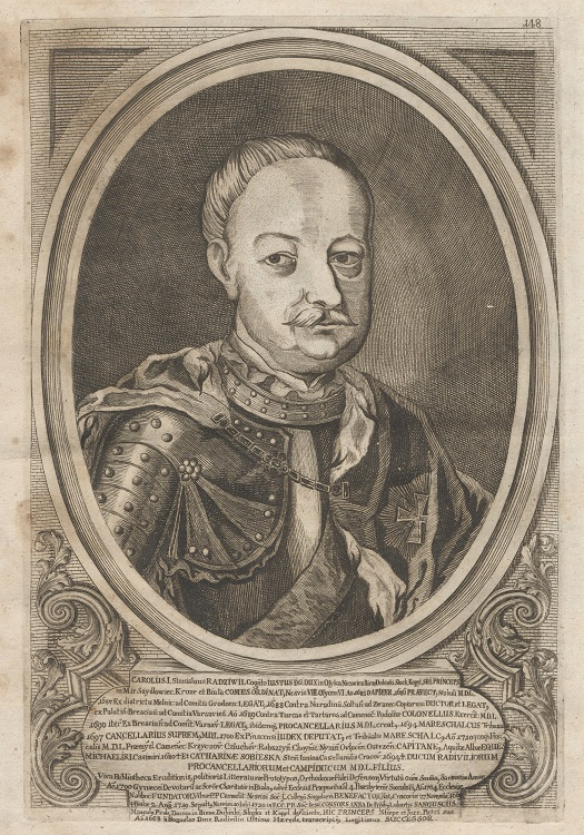 Portret w owalnej ramie. Przedstawia mężczyznę w średnim wieku, z wąsem i włosami zaczesanymi do tyłu. Ubrany w zbroję i płaszcz. Pod ramą opisy i dekoracje. Jest to portret Karola Stanisława Radziwiłła.
