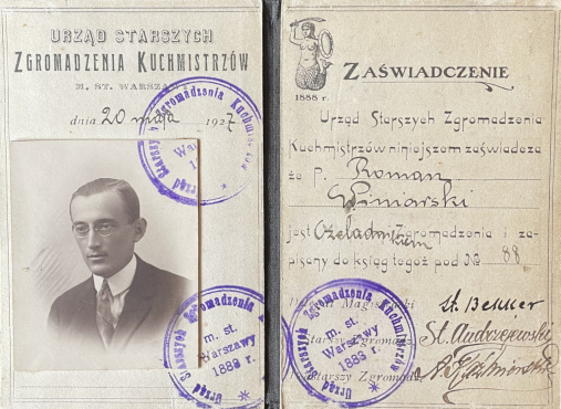 Dwustronny dokument zaświadczenia ze zdjęciem mężczyzny ubranego w garnitur, białą koszulę i krawat. Jest to Zaświadczenie Zgromadzenia Kuchmistrzów Romana Winiarskiego. 

