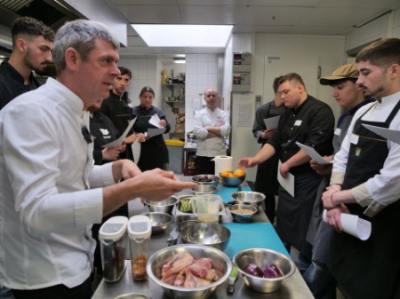 Szef kuchni prowadzi warsztaty dla grupy młodzieży