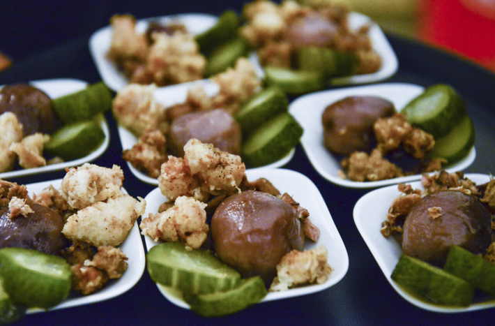 Małe białe talerzyki na których jest danie.