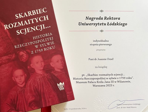 Zdjęcie przedstawia książkę i dyplom informujący o nagrodzie przyznanej przez rektora Uniwersytetu Łódzkiego